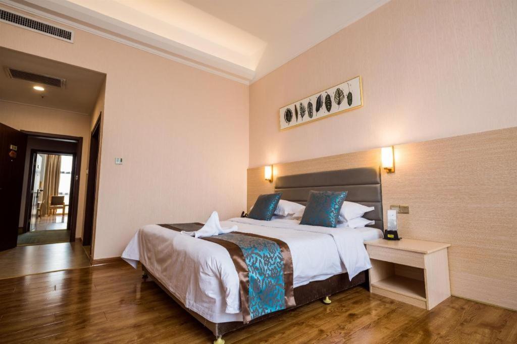 Qingdao Royal Garden Hotel מראה חיצוני תמונה